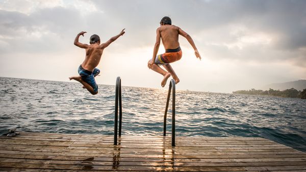 Siblings who not only love, but like each other? Yes. It can be done. Image: Getty.