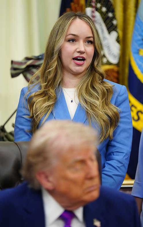 Donald Trump con gli occhi chiusi mentre Monique Pruitt parla dietro di lui.