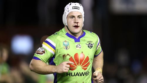Luke Bateman dos Raiders sangra pelo nariz durante a partida da 22ª rodada da NRL entre os Cronulla Sharks e os Canberra Raiders no Southern Cross Group Stadium em 5 de agosto de 2017 em Sydney, Austrália.  