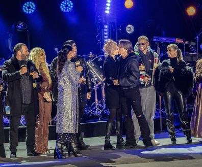 Nicole Kidman dan Keith Urban berciuman pada Malam Tahun Baru Big Bash Nashville pada Selasa, 31 Desember 2024, di Bicentennial Capitol Mall State Park di Nashville, Tenn. (Foto oleh Amy Harris/Invision/AP)