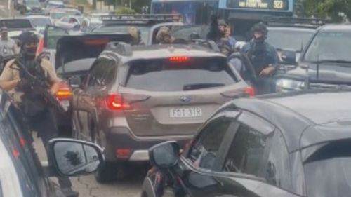 Uma operação policial na River Road em Revesby.