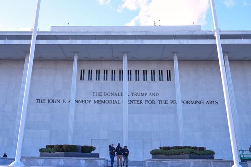 La nuova segnaletica, The Donald J. Trump e The John F. Kennedy Memorial Center For The Performing Arts, viene svelata al Kennedy Center.