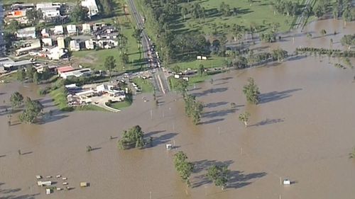 Floodwaters encroach on a suburb in the Scenic Rim, inundating homes. (9NEWS)