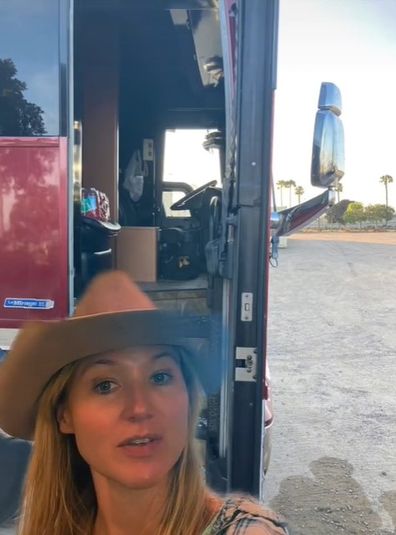 Jewel explains bus fire on tour