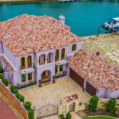 The pink mansion of Mandurah on offer for $2.5 million