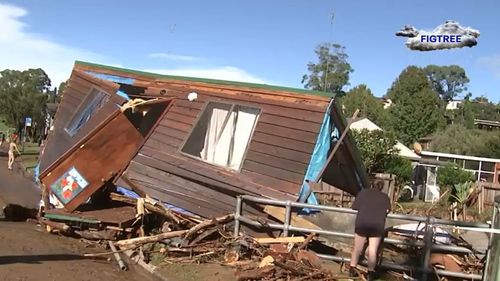 La région d'Illawarra en Nouvelle-Galles du Sud est entrée dans la ligne de mire des violentes tempêtes qui ont frappé l'État, inondant certaines parties d'un mois de pluie en une seule journée.