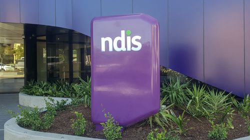 Il cartello fuori dall'ingresso della sede NDIS nel centro di Geelong. L'edificio si trova al 13 - 19 Malop Street