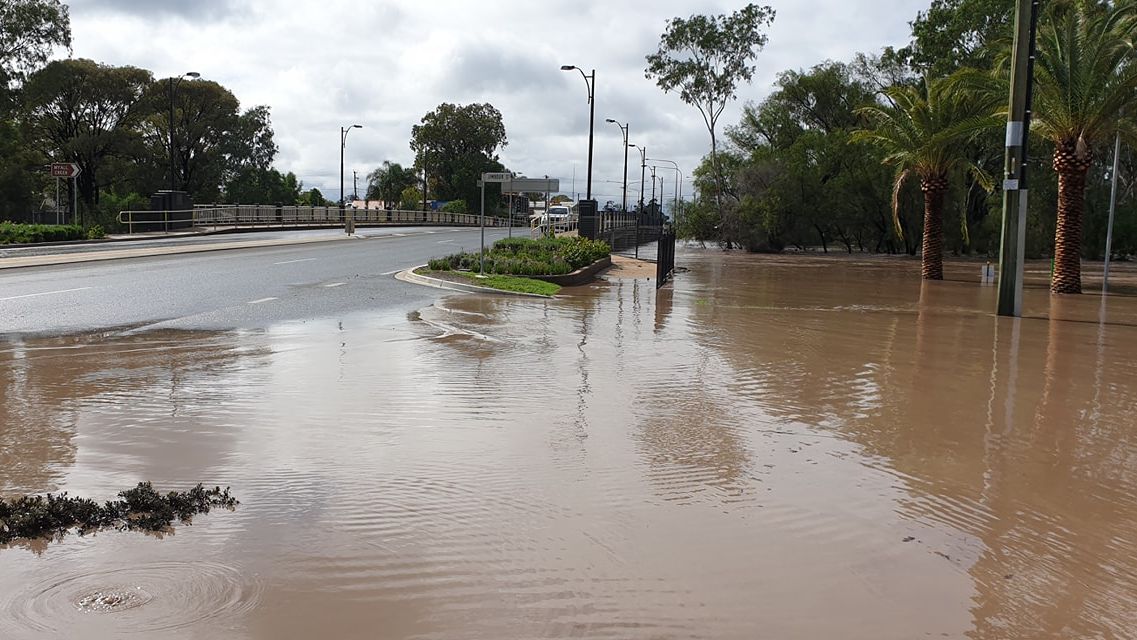 Lives, property at risk as Queensland town of Dalby floods - 9News