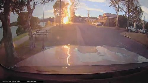 L'automobilista si è spaventato quando il fulmine ha colpito proprio davanti a lui a Bellingen, nel NSW, venerdì sera.