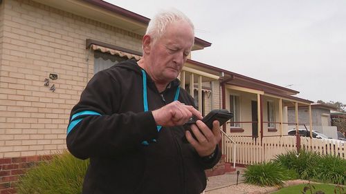 O morador de Adelaide, Chris Tyndall, recebeu uma ligação de acompanhamento depois que ele passou quinta-feira de manhã tentou repetidamente pedir uma ambulância com dois telefones.