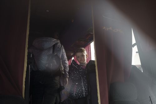 한 소년이 2022년 4월 1일 금요일 우크라이나 자포리치아의 난민 센터에서 마리우폴과 베르단스크에서 온 국내 실향민들을 태운 버스에서 지켜보고 있다. (AP Photo/Felipe Dana)