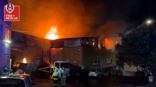 Les équipes de pompiers combattent un "important" et "féroce" incendie de l'atelier automobile de North Sydney, qui a endommagé plusieurs voitures et envoyé "fumée épaisse et âcre" crachant dans le ciel.