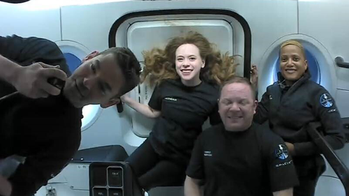 Ten obraz dostarczony przez SpaceX pokazuje pasażerów Inspiracji4 w kapsule Dragon podczas ich pierwszego dnia w kosmosie.  Są to od lewej Jared Isakman, Hayley Arsenault, Chris Sembrowski i Sian Proctor.  SpaceX przeniósł je na 363-milową (585-kilometrową) orbitę po wystrzeleniu w środę wieczorem z NASA Kennedy Space Center.  To 100 mil (160 kilometrów) więcej niż Międzynarodowa Stacja Kosmiczna.
