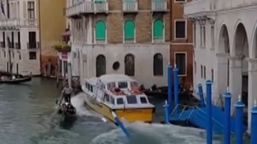 Mekanik arızalı feribot, Venedik'teki iki gondolaya çarparak dokuz kişinin kurtarılmasına neden oldu.
