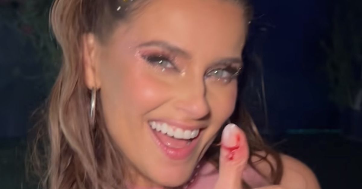Nelly Furtado suffers gruesome injury after falling over on stage at Coachella