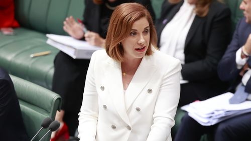 CANBERRA, AUSTRÁLIA - OUTUBRO 07: O Ministro do Esporte, Ministro das Comunicações, Hon Anika Wells MP, responde a perguntas no período de perguntas em 07 de outubro de 2025 em Canberra, Austrália. O parlamento da Austrália reuniu-se para sessões quando uma série de questões prementes vieram à tona, desde a inflação e o custo de vida a nível interno até à relação da Austrália com os seus aliados na região e fora dela, a nível internacional. (Foto de Hilary Wardhaugh/Getty Images)