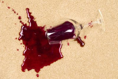 <strong>Pour white wine on a
red wine stain</strong>