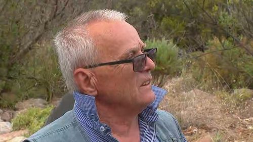 Um canoísta foi encontrado vivo depois de passar a noite desaparecido na costa sul da Austrália. ﻿Goran Radic, de 73 anos, não conseguiu retornar de uma viagem de pesca de caranguejo em Middle Beach, ao norte de Adelaide, na noite passada. 