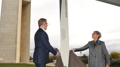 CANBERRA, AUSTRALIA - 4 IUNIE: Prim-ministrul Anthony Albanese și Excelența Sa doamna Linda Dessau (dreapta) dezvăluie semnul de redenumire atunci când Insula Aspen este redenumită în onoarea Reginei Elisabeta a II-a, ca parte a sărbătorilor jubileului de platină a Reginei Elisabeta, pe 4 iunie 2022, în Canberra, Australia.  Guvernul australian a redenumit Insula Aspen de pe Lacul Burley Griffin în Insula Reginei Elisabeta a II-a, în onoarea Majestății Sale, ca parte a jubileului de platină al Reginei, care marchează 70 de ani de la aniversare.