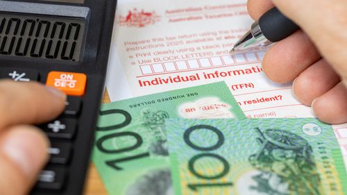 Declaração de imposto para pessoa física. Liquidação de impostos na Austrália. Conceito financeiro e empresarial. Cálculo e preenchimento manual do formulário. fechar-se