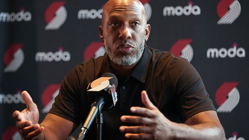 O técnico Chauncey Billups, do Portland Trail Blazers, fala durante uma coletiva de imprensa.