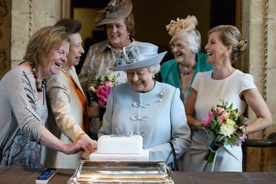 Queen laughs off a cake-cutting mishap