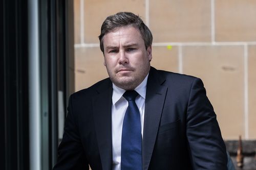 Adam Cranston quitte la Cour suprême de Darlinghurst où il est accusé d'être impliqué dans un complot de fraude fiscale de 105 millions.  10 janvier 2023. Photo : Brook Mitchell