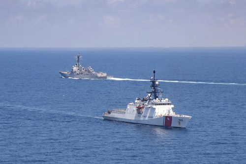 La classe leggendaria Monroe del Corpo di sicurezza nazionale della guardia costiera degli Stati Uniti attraversa lo stretto di Taiwan durante un transito di routine con il cacciatorpediniere missilistico guidato di classe Arleigh Burke USS Kidd.
