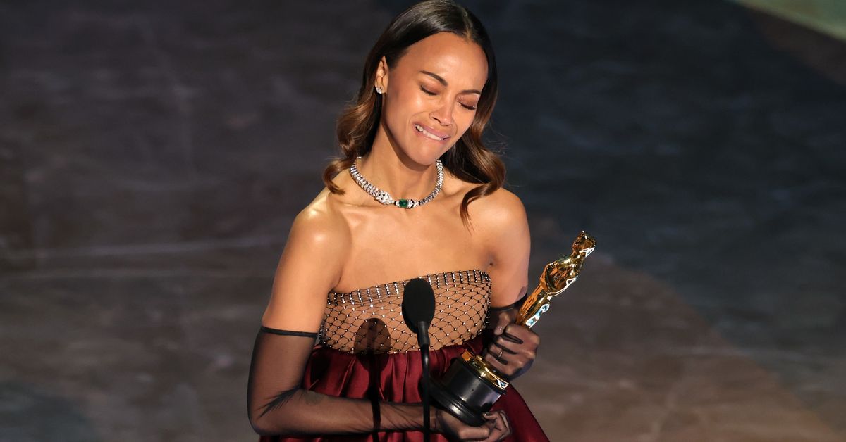 Actress cries one word through tears as she takes to the stage