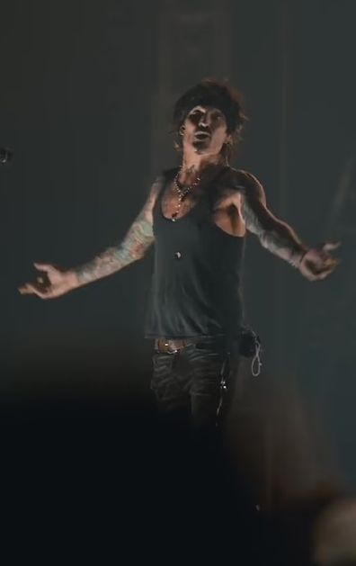 Tommy Lee explains why he posted uncensored nude photo on Instagram.