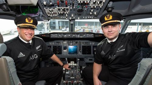 The pilots also donned the jerseys. (Twitter: @FlyAirNZ)