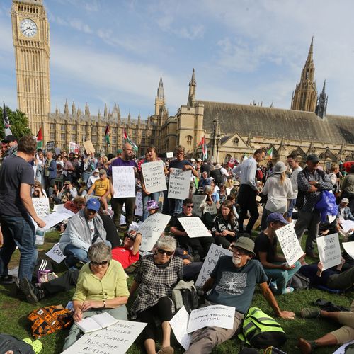 Londres, Inglaterra - 6 de setembro: Os manifestantes sustentam sinais dizendo 'Eu me oponho ao genocídio - apoio a ação da Palestina' durante o protesto na Praça do Parlamento em 6 de setembro de 2025 em Londres, Inglaterra. O governo do Reino Unido poderá contestar a decisão de permitir o apelo da ação da Palestina ao grupo ativista contra sua proscrição como organização terrorista. (Foto de Martin Pope/Getty Images)