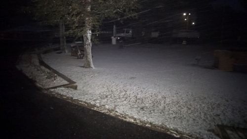 People in the NSW Central Tablelands town of Oberon are waking up to snow this morning. (9NEWS)