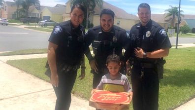 0808_hon_policepizza_3