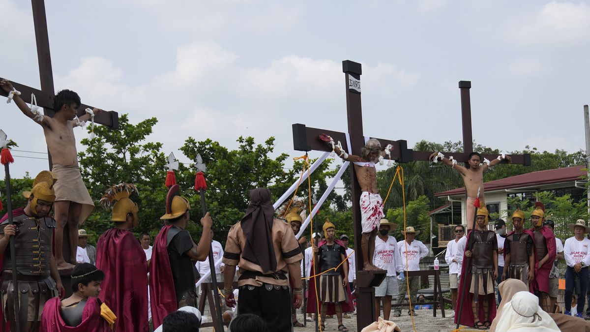8 Catholic Devotees Nailed to Crosses For Good Friday in The Philippines