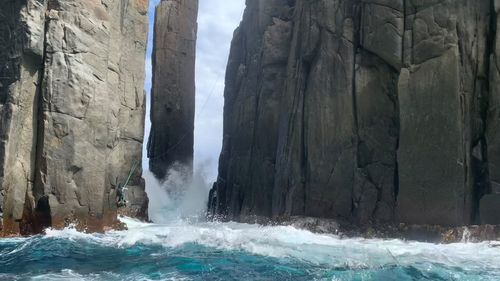 Daring rescue mission to save injured climber from 'The Candlestick' in Tasmania