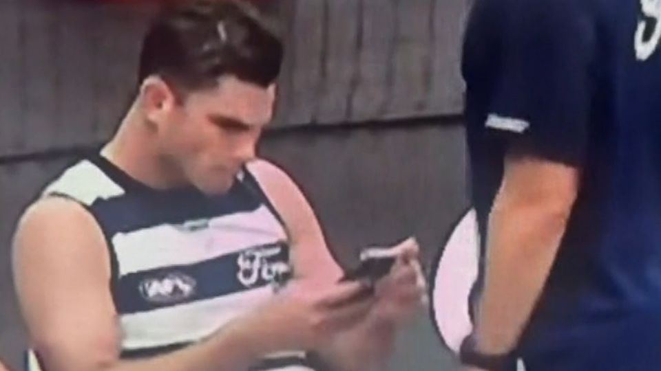 Aviso de la AFL sobre el uso del teléfono de Tom Hawkins, los Gatos de Geelong evitan castigo después del choque del lunes de Pascua