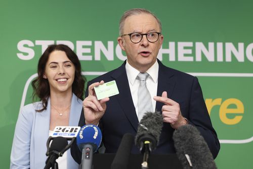 Candidato trabalhista de Longman, Rhiannyn Douglas e primeiro-ministro Anthony Albanese durante entrevista coletiva durante visita à Clínica de Atendimento Urgente Morayfield Medicare, no eleitorado de Longman, em Morayfield, Queensland, na sexta-feira, 2 de maio, durante a campanha para as eleições federais de 2025 