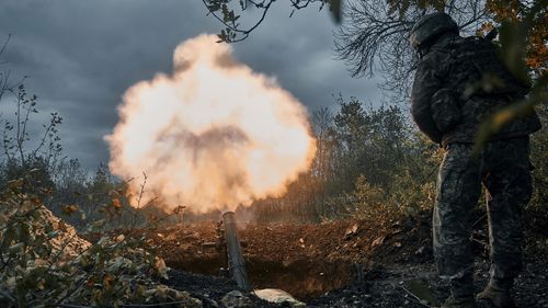 Des soldats ukrainiens tirent sur les positions russes au mortier à Bakhmut, dans la région de Donetsk, en Ukraine, le vendredi 21 octobre 2022. (AP Photo/LIBKOS)