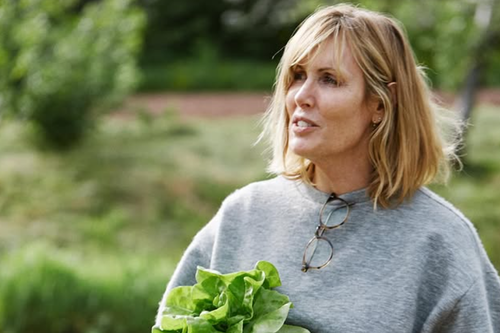 Skye Gyngell, a primeira chef australiana a ganhar uma estrela Michelin, morreu aos 62 anos. 