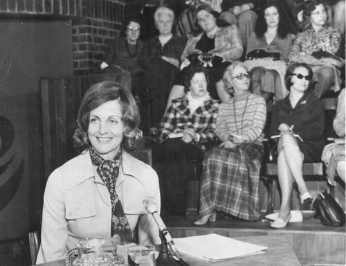 Caroline Jones préside un débat entre six femmes sur des aspects du mouvement des femmes enregistré, à Brisbane devant un public entièrement féminin.