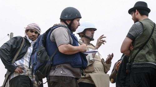 American journalist Steven Sotloff (Center with black helmet) talks to Libyan rebels in 2011. (Getty)