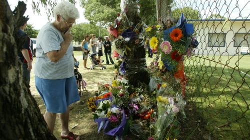 Les habitants de Lismore lors d'un mémorial de fortune pour la femme assassinée Simone en février 2005 