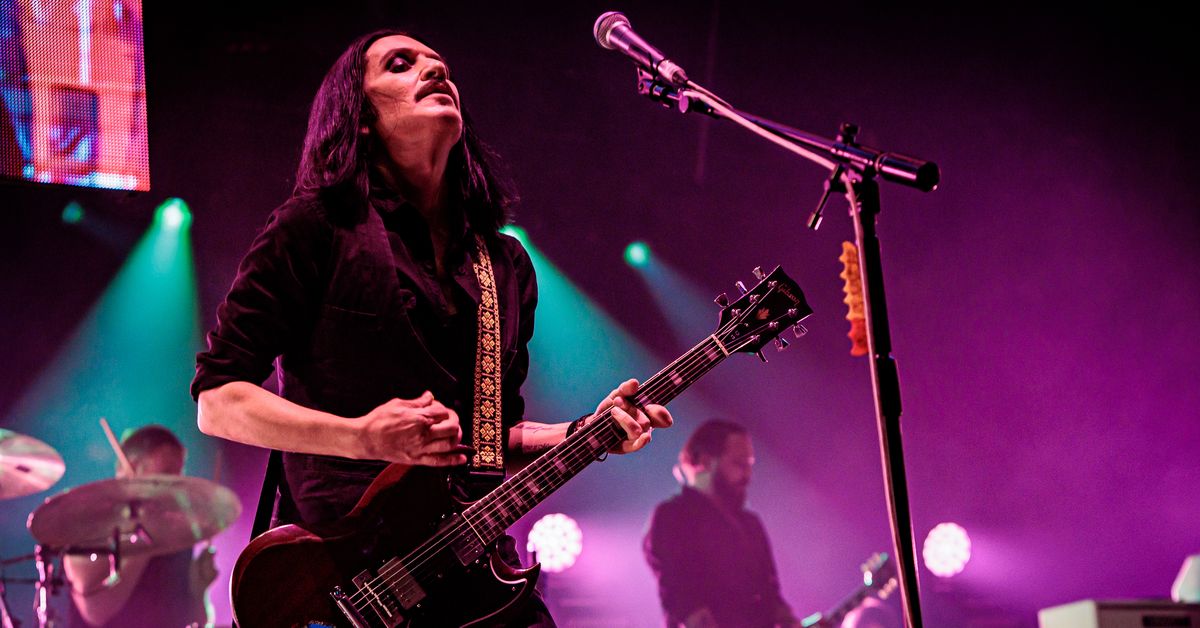 Tuduhan pencemaran nama baik Brian Molko: Rocker plasebo yang dituntut atas komentar di atas panggung tentang Perdana Menteri Italia