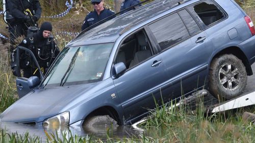 The 4WD being removed from Lake Gladman in Melbourne. (AAP)