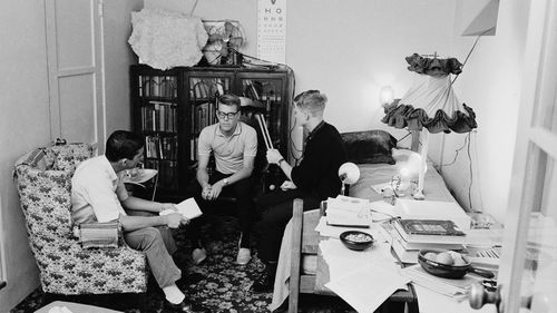 Randy Gardner, 11 gün boyunca uyanık kalmak için arkadaşlarının desteğini aldı.