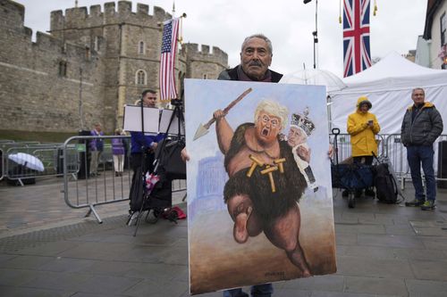 Windsor Kalesi'ne girişte güvenlik önlemleri.