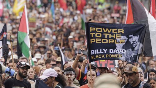 Pessoas participam de protestos do Dia da Invasão em Sydney