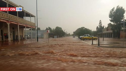 The heavy rainfall flooded the street outside the Great Western Hotel. (Facebook: ‎Mackay Jaz-Aj Stephens)