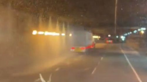 Questa mattina un camion ha attivato diversi irrigatori nel tunnel M5. 